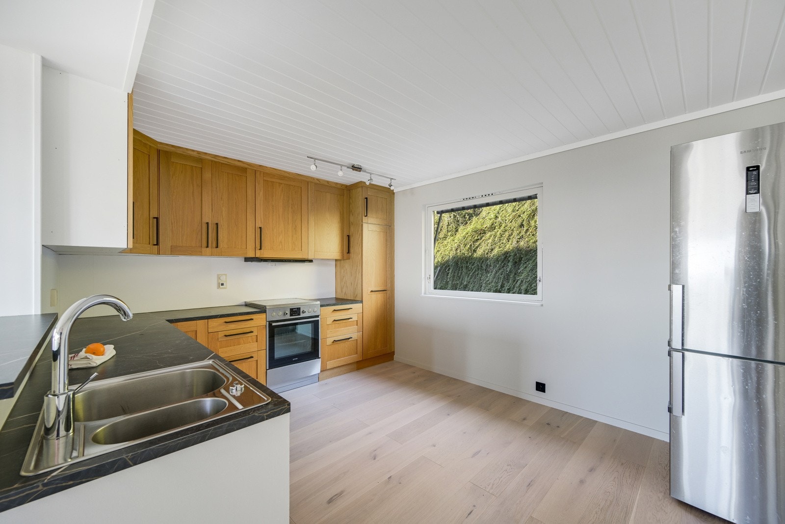 Det er godt med benkeplass og hvitevarene medfølger inkludert nytt kjøl/fryse-skap Galleribilde