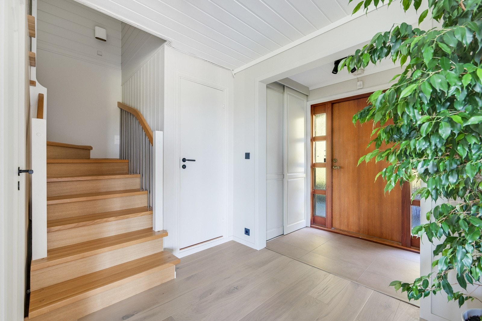 Entre med pen eiketrapp opp til loftsetasjen Galleribilde