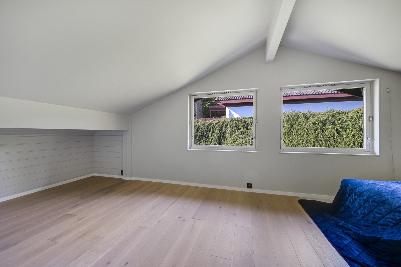 Ved siden av badet er det et stort og nyoppusset soverom Galleribilde