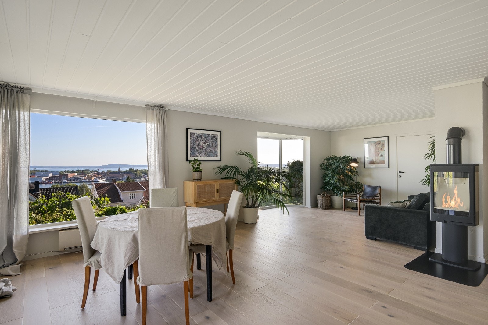 I forbindelse med oppussingen i sommer er det også montert en ny og rentbrennende peisovn Galleribilde