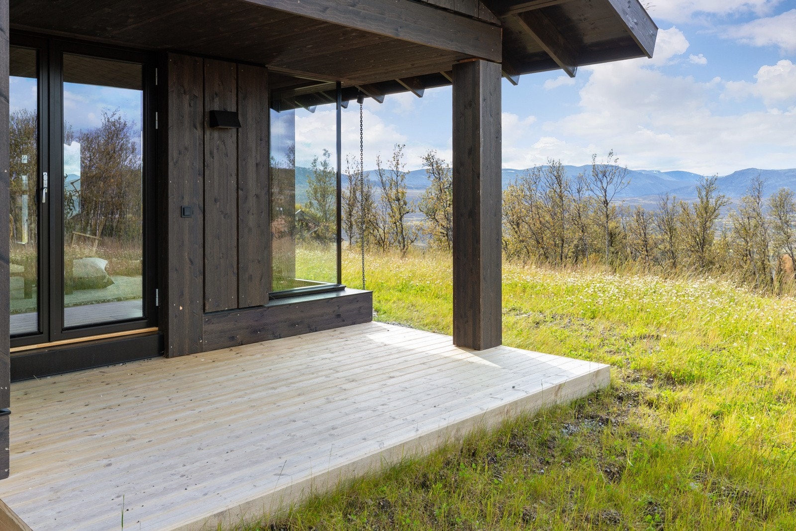 Delvis overbygd terrasse med plass til sittegruppe Galleribilde