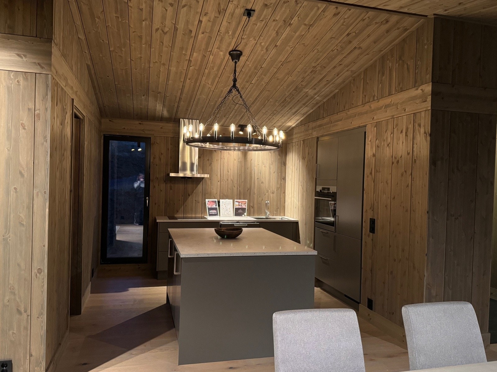 Delikat kjøkken med integrerte hvitevarer Galleribilde