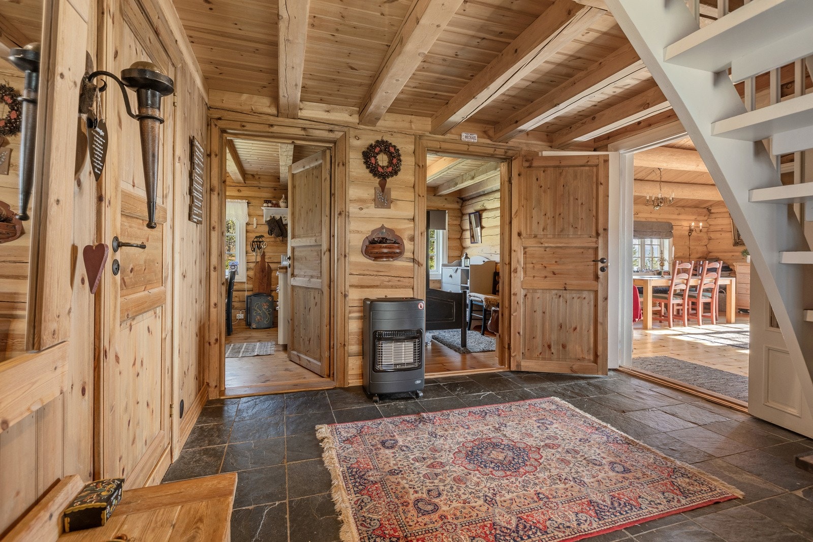 Her blir du ønsket velkommen inn i en lun og romslig entré, med god plass til oppbevaring av yttertøy og sko. Galleribilde