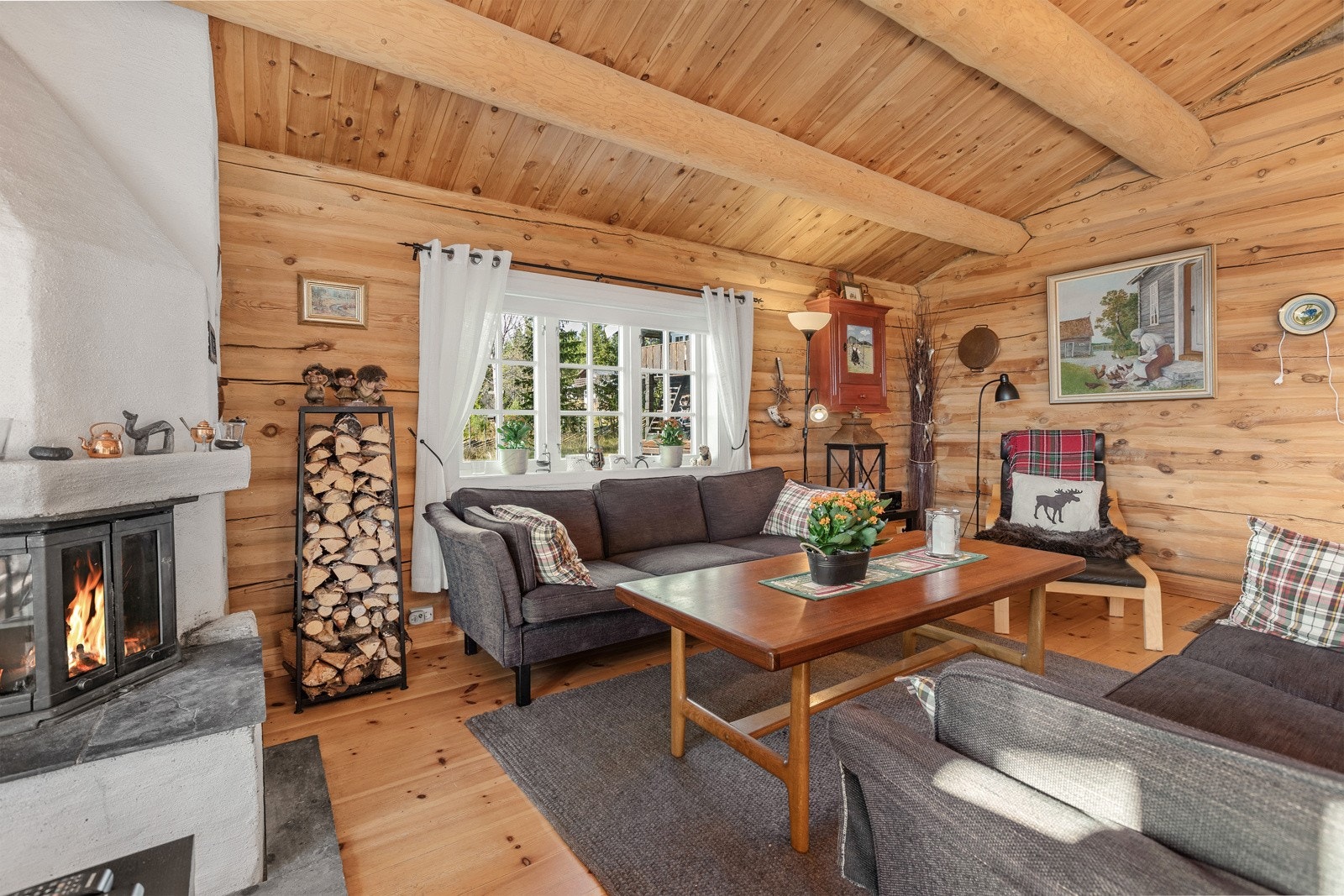 I stua er det gode møbleringsmuligheter med plass til både spisebord og sofagruppe. Galleribilde