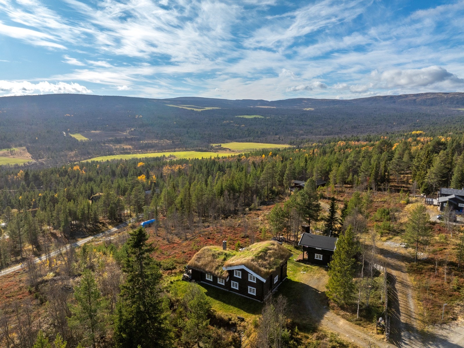 Hytta i Nerseterlia 53 ligger idyllisk til i Skåbu, ca. 836 m.o.h., omringet av vakker fjellnatur og herlig utsikt over omkringliggende landskap. Galleribilde