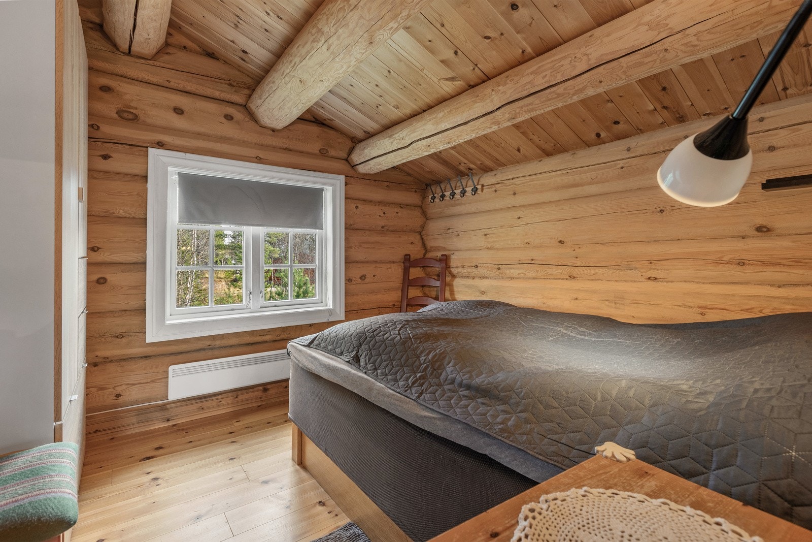 I likhet med resten av hytta har også soverommene vegger bestående av tømmer og trepanel, som gir en lun og koselig atmosfære. Galleribilde