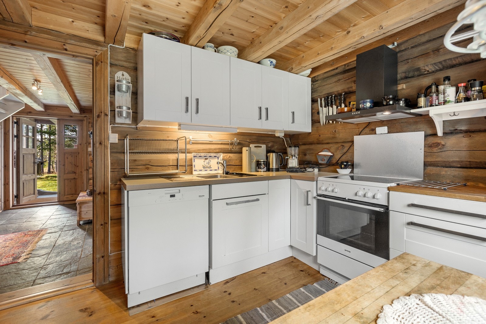 Videre er kjøkkenet innredet med et kjøleskap og komfyr fra Gorenje, samt Miele oppvaskmaskin, alt fra 2017/2018. Galleribilde