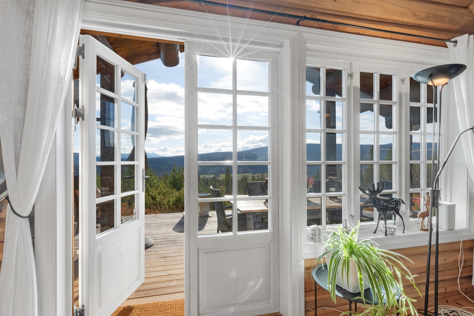 Fra stua er det utgang til en herlig terrasse på hele 52 kvm. Galleribilde