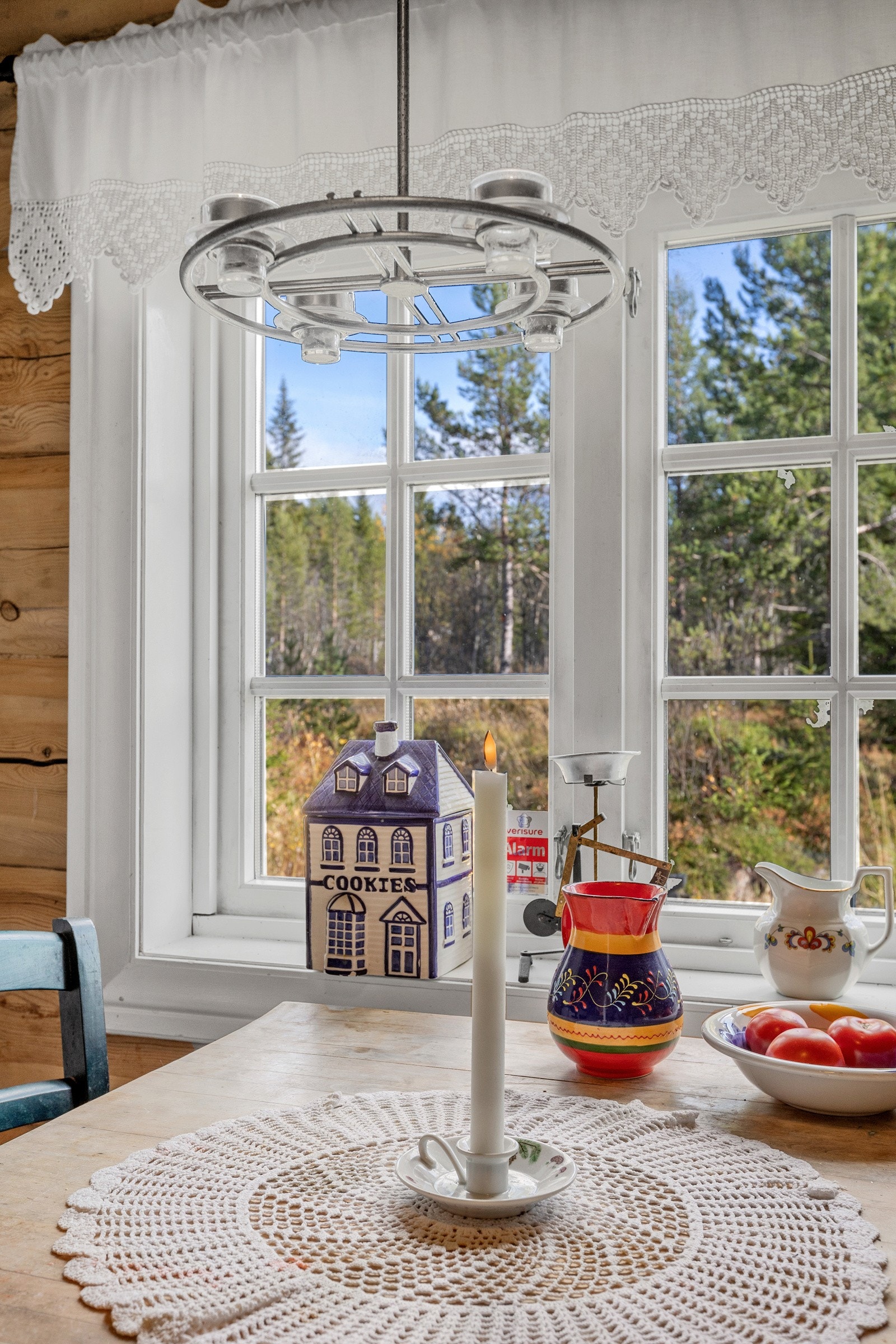 På kjøkkenet er det plass til en liten spiseplass, med vindu ut mot grøntområder og en bekk. Galleribilde