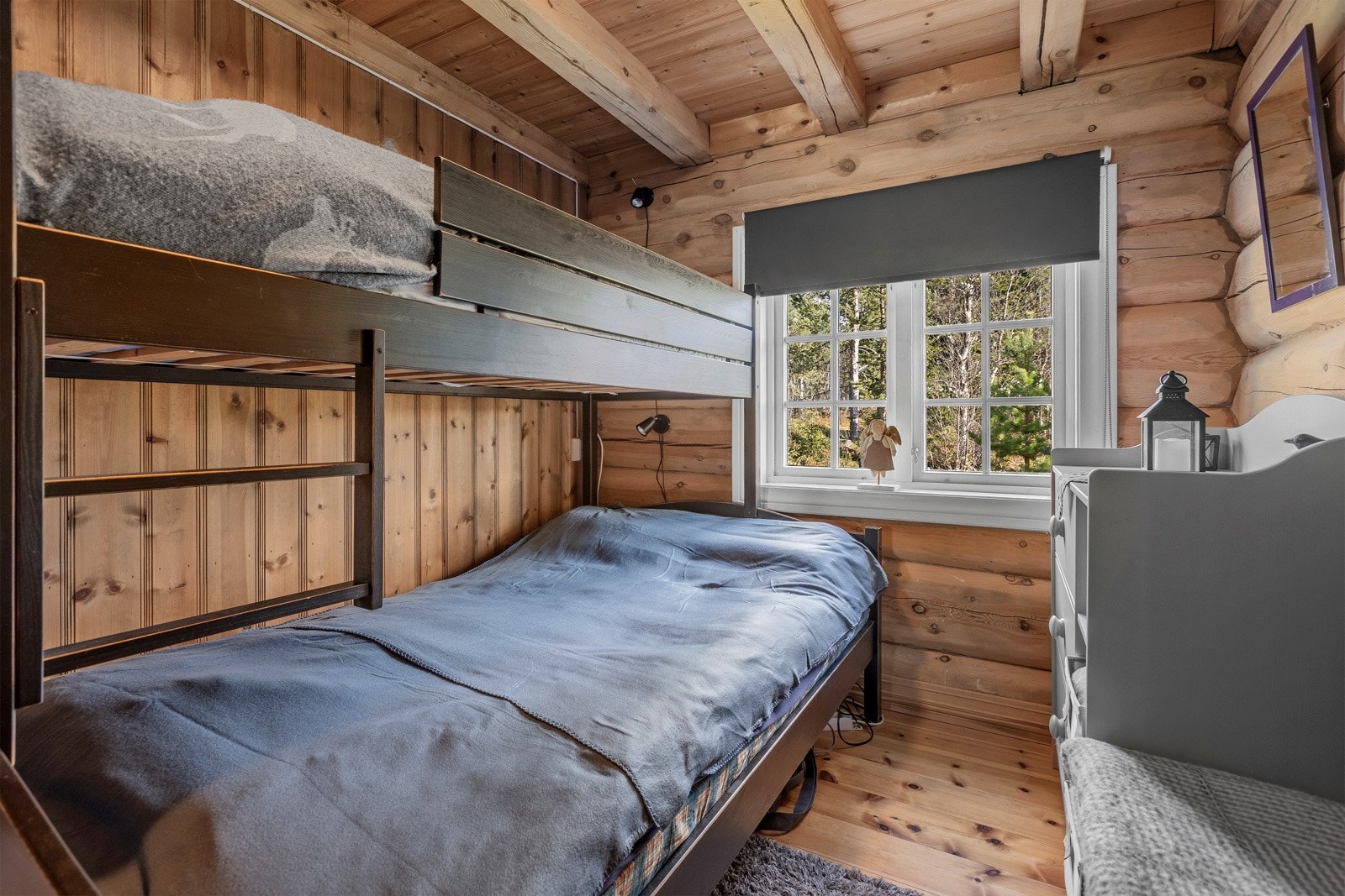 Soverommet i første etasje er av god størrelse, og har plass til både en familiekøye og kommode for oppbevaring av klær. Galleribilde