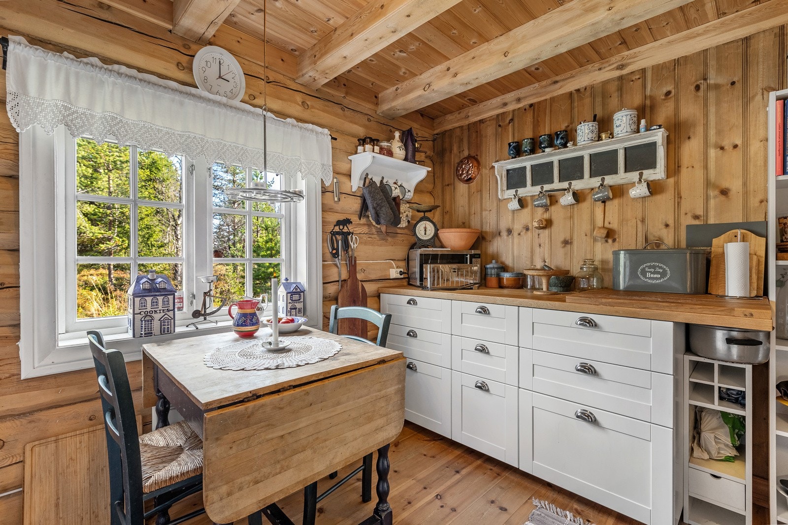 Innredningen har profilerte fronter som gir et tidløst preg, og benkeplaten i kombinasjon av laminat og heltre gir en solid arbeidsflate. Galleribilde