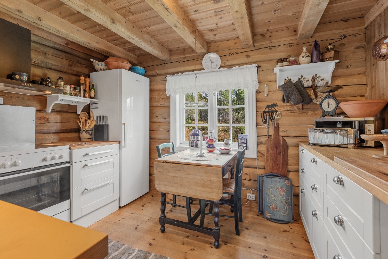 Hyttas kjøkken er praktisk utformet med god plassutnyttelse og et funksjonelt design. Galleribilde