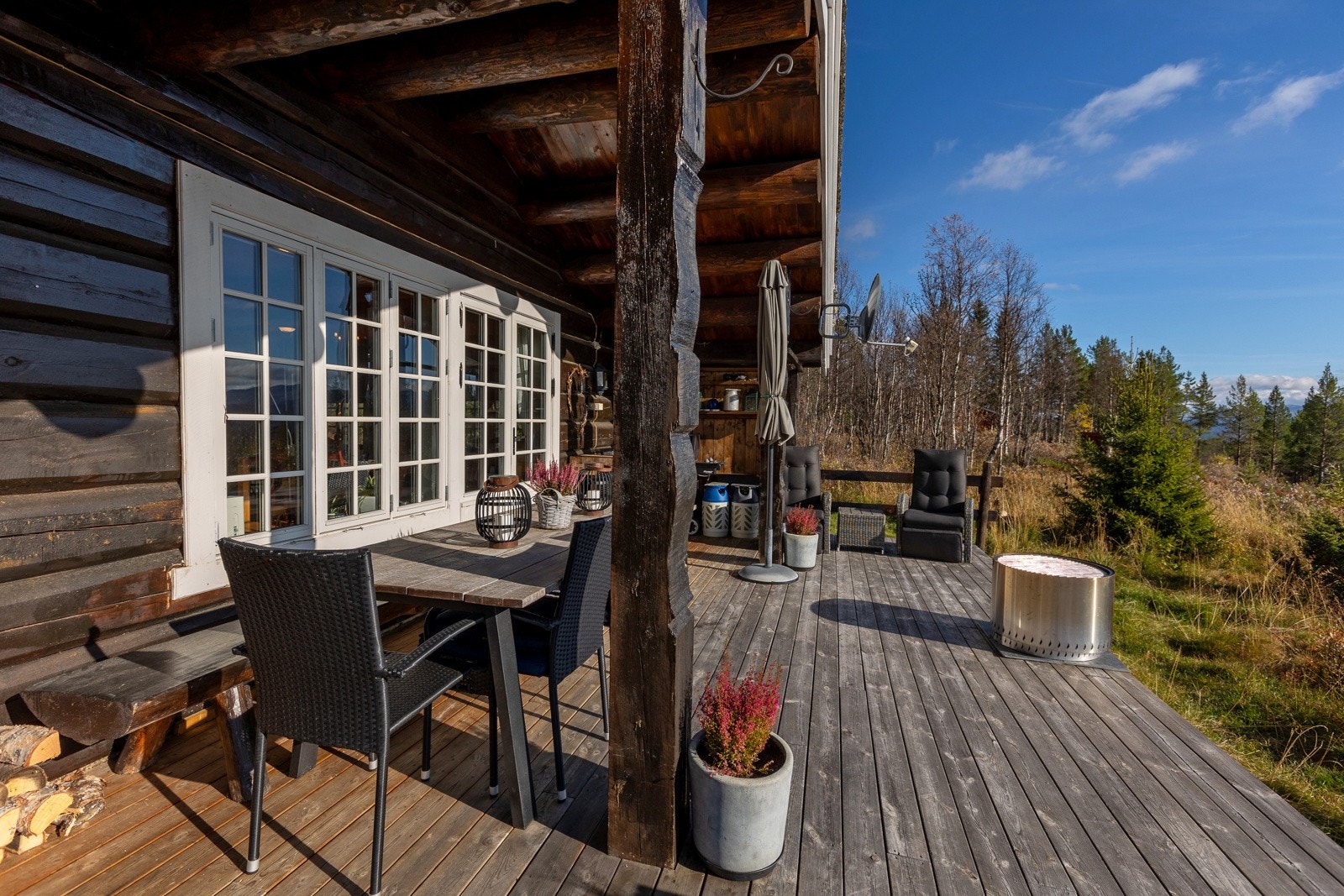 Terrassen kan brukes som en forlengelse av stuen på sommerstid og som et hyggelig oppholdssted på vinterstid. Galleribilde