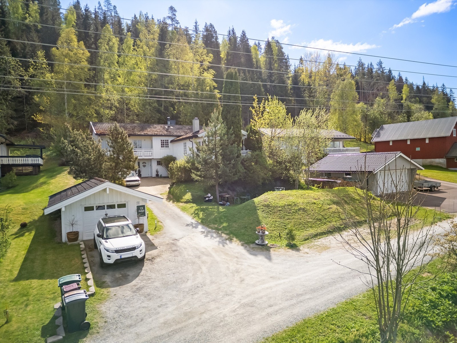 Boligen ligger i landlig og etablert område med spredt bebyggelse. Foto: Ole Thorgeir Solheim Thoresen Galleribilde