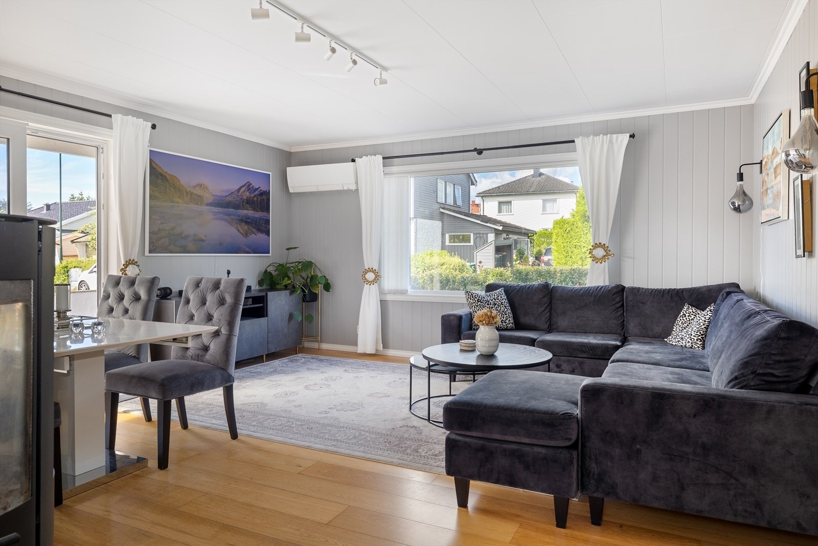 De store vindusflatene gir et ytterligere åpent og luftig preg til rommet. Galleribilde