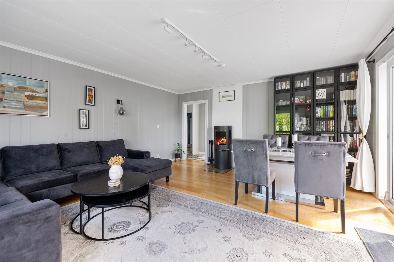 Det er installert både en peisovn og varmepumpe i stua. Galleribilde