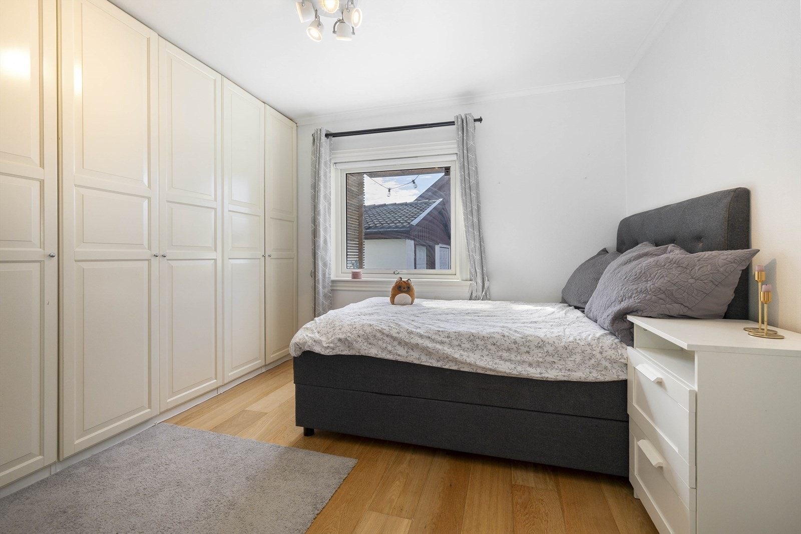 Boligen har to godkjente soverom i hovedetasjen. master bedroom er ekstra romslig og lunt Galleribilde