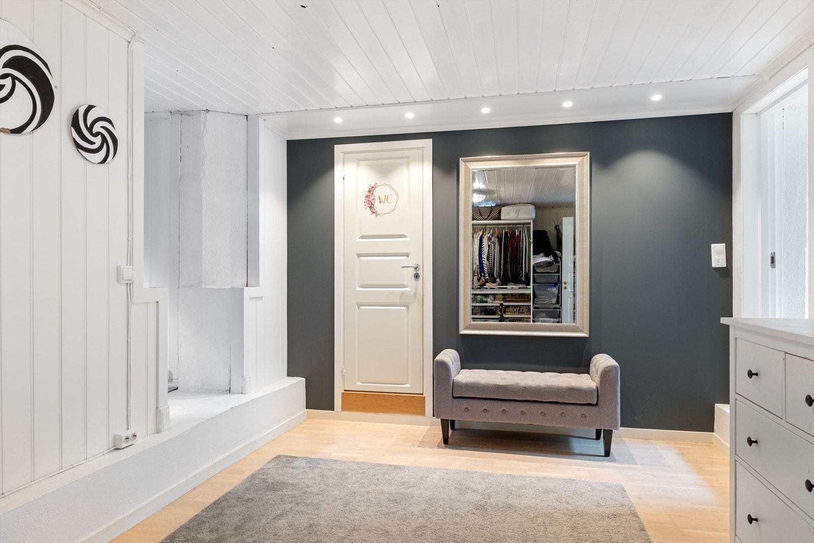 Boligen har en innredet kjeller. Dette er et søknadspliktig tiltak det ikke er søkt om. Det foreligger en godkjent seksjonering som også har enkelte avvik fra dagens løsninger. Galleribilde