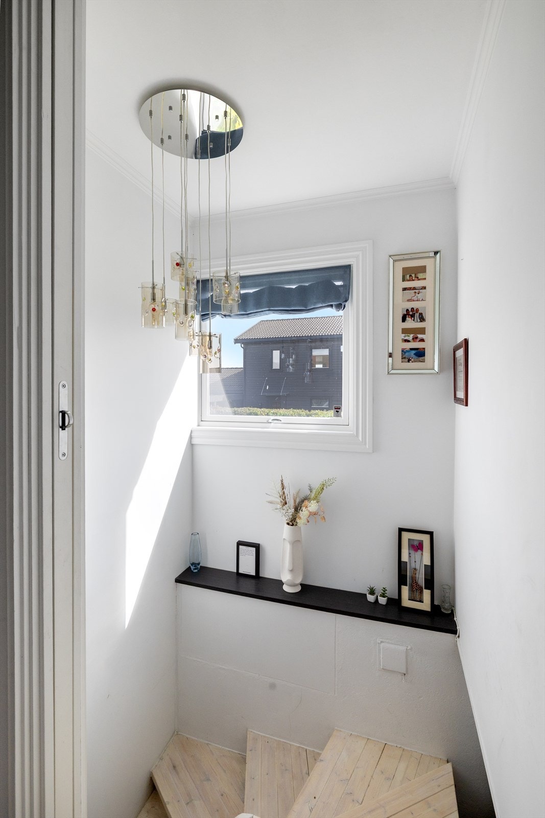 Åpent og lyst tapperom ned til underetasjen. Det er innredet med kontor under trappen når du kommer ned. Galleribilde