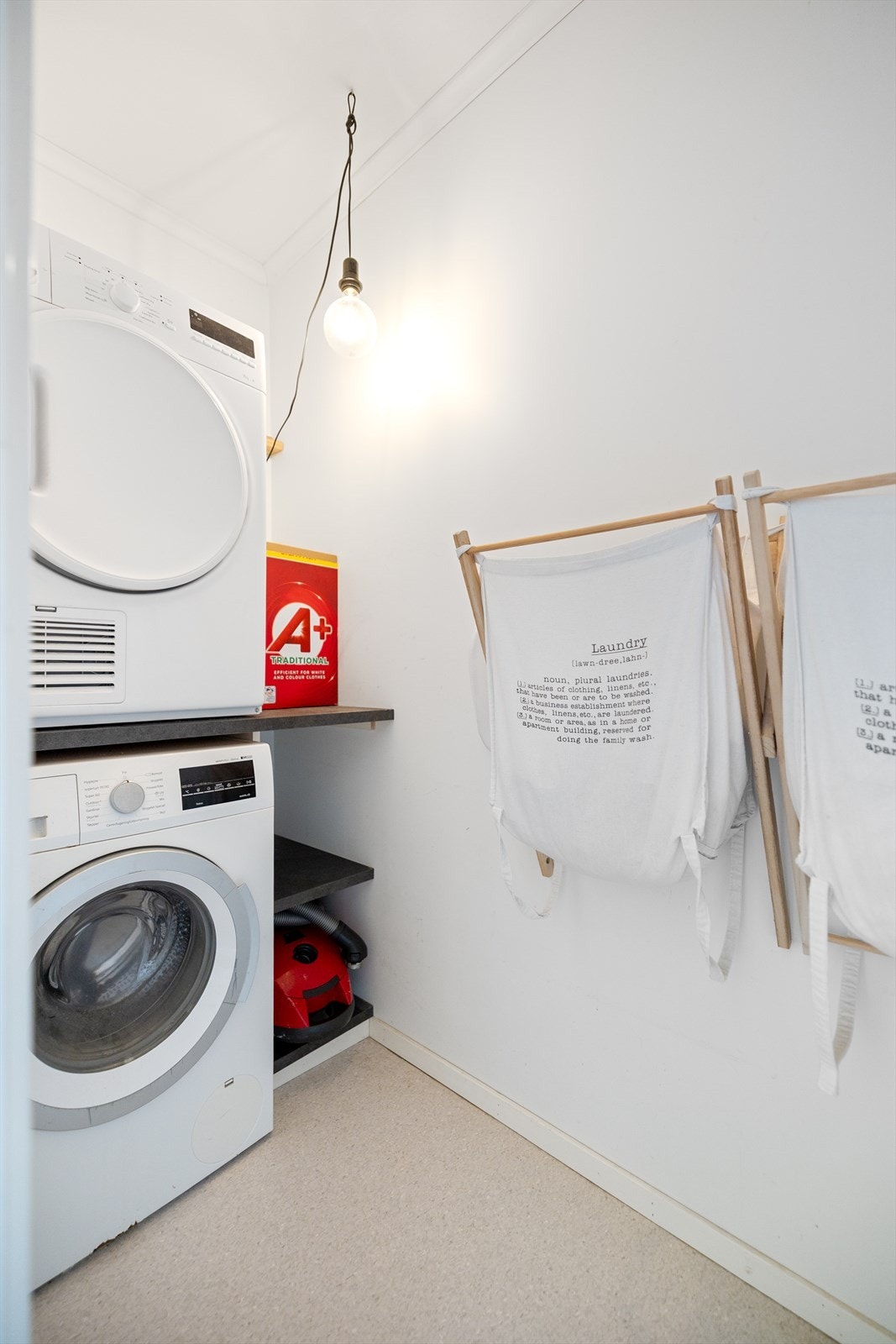 Opprinnelig bod innenfor bade er praktisk innredet som eget vaskerom Galleribilde