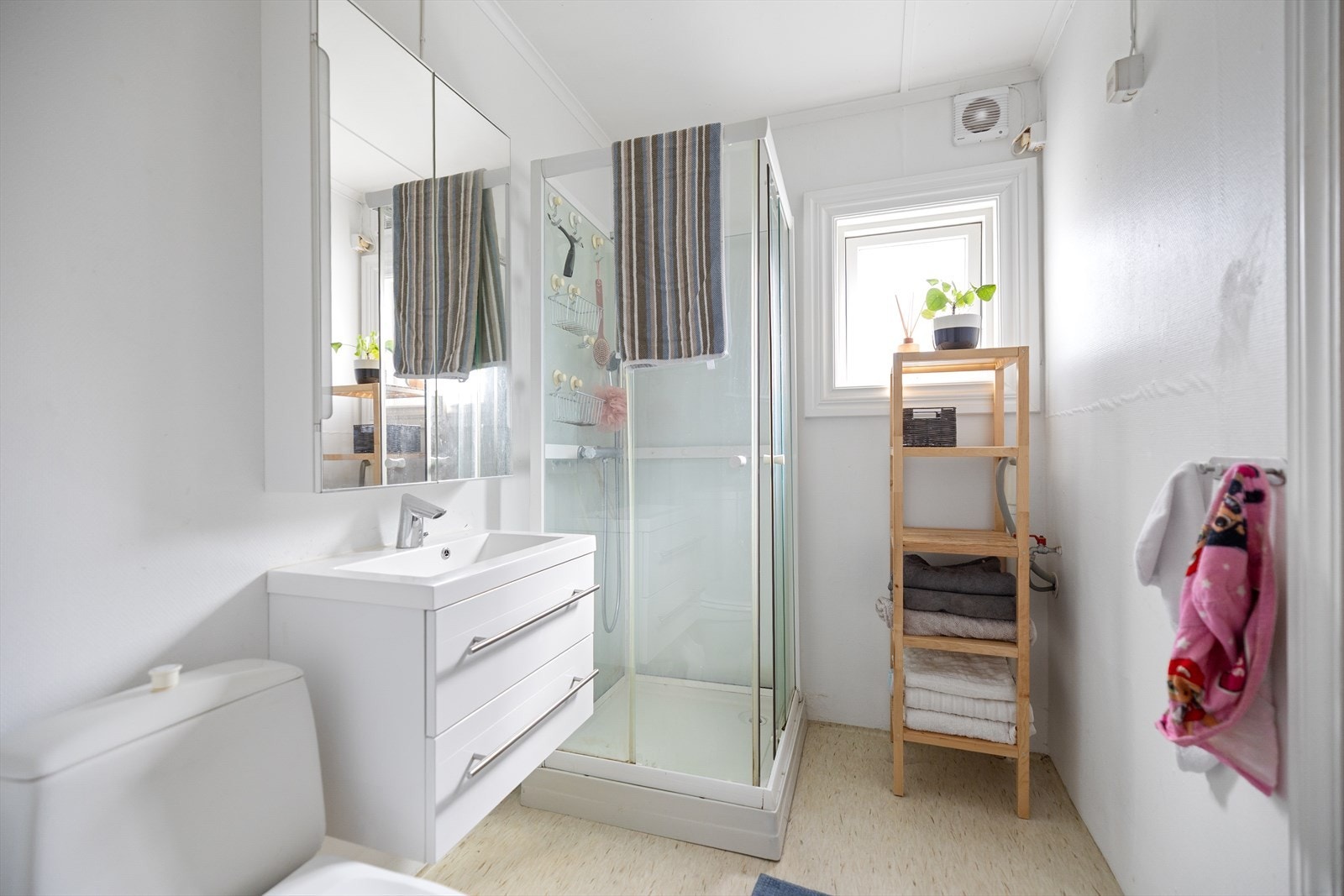 Badet i hovedetasjen er enkelt innredet, men delikat og funksjonelt Galleribilde