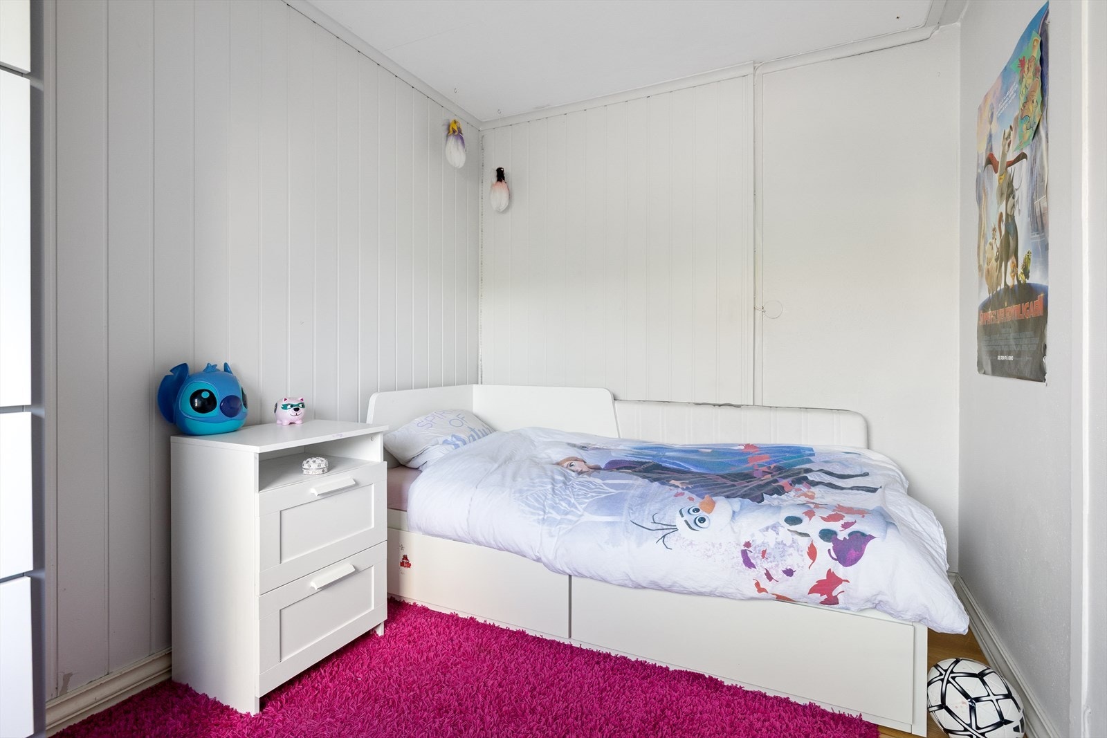 Det er god plass til både seng, garderobe og skrivebord Galleribilde