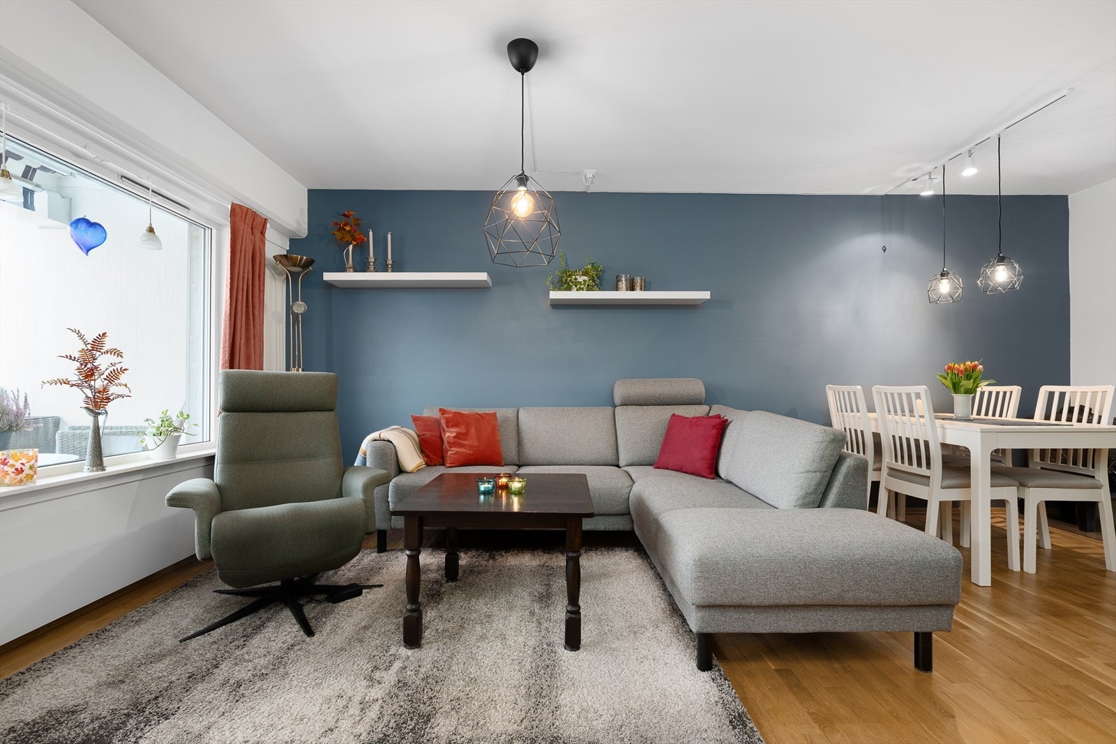 Rommet har gode møbleringsmuligheter for både en romslig sofa-/ og spisegruppe. Galleribilde
