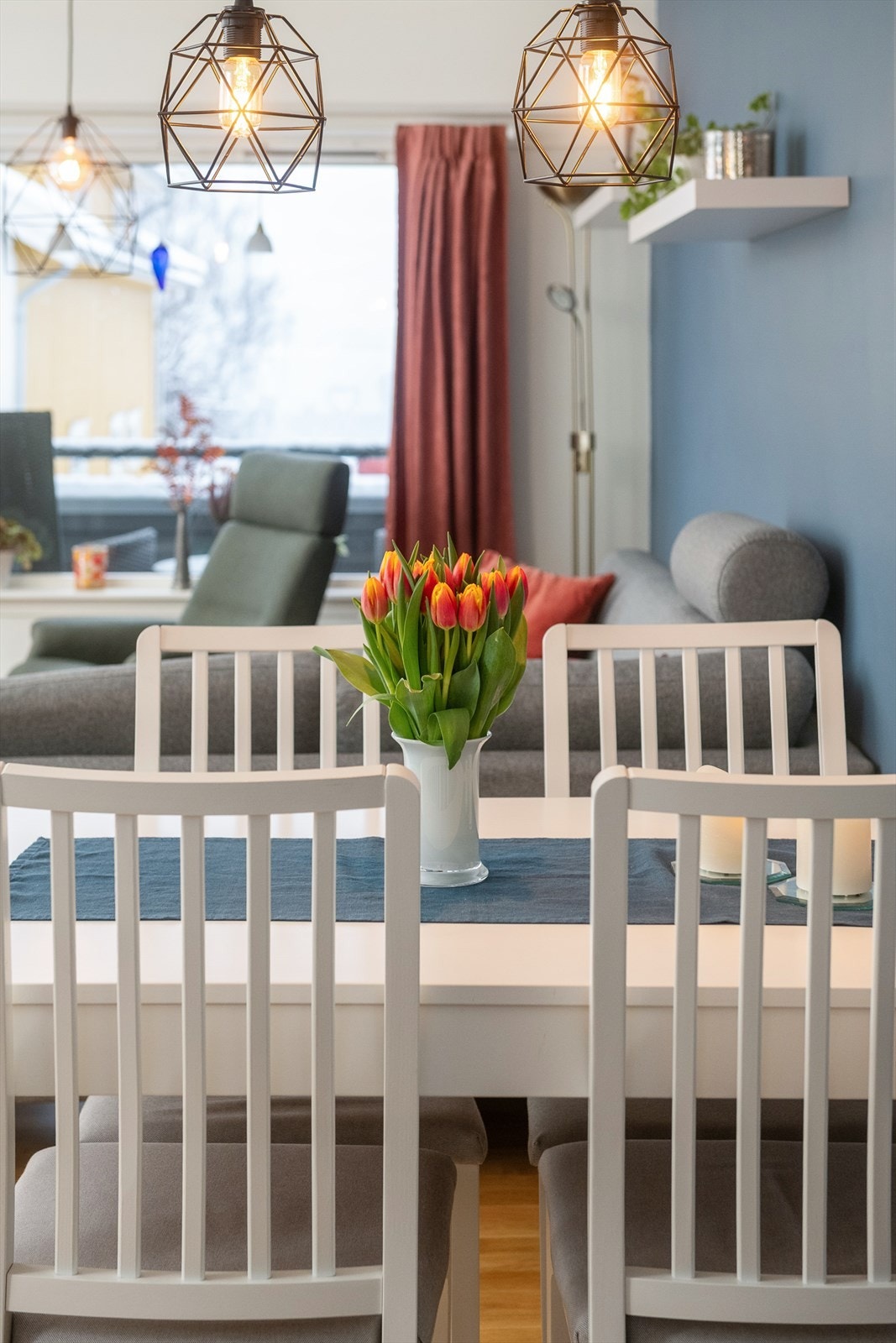 Gjennomgående overflater med malte plater på vegger og malt betong i himling. Galleribilde