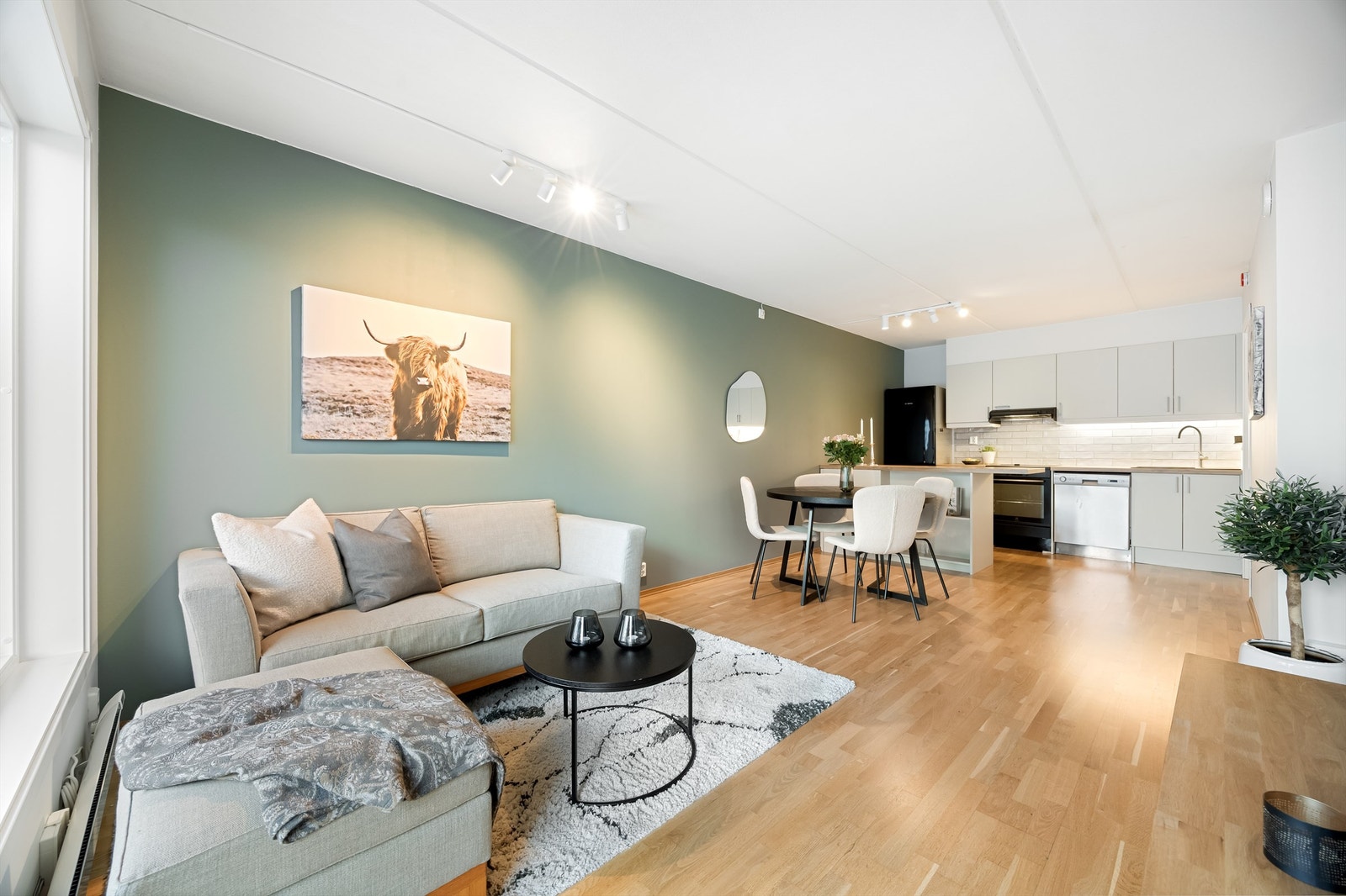 Dette er en lys og delikat 2-roms med balkong, heis og fin utsikt mot Oslofjorden fra felles takterrasse. Galleribilde