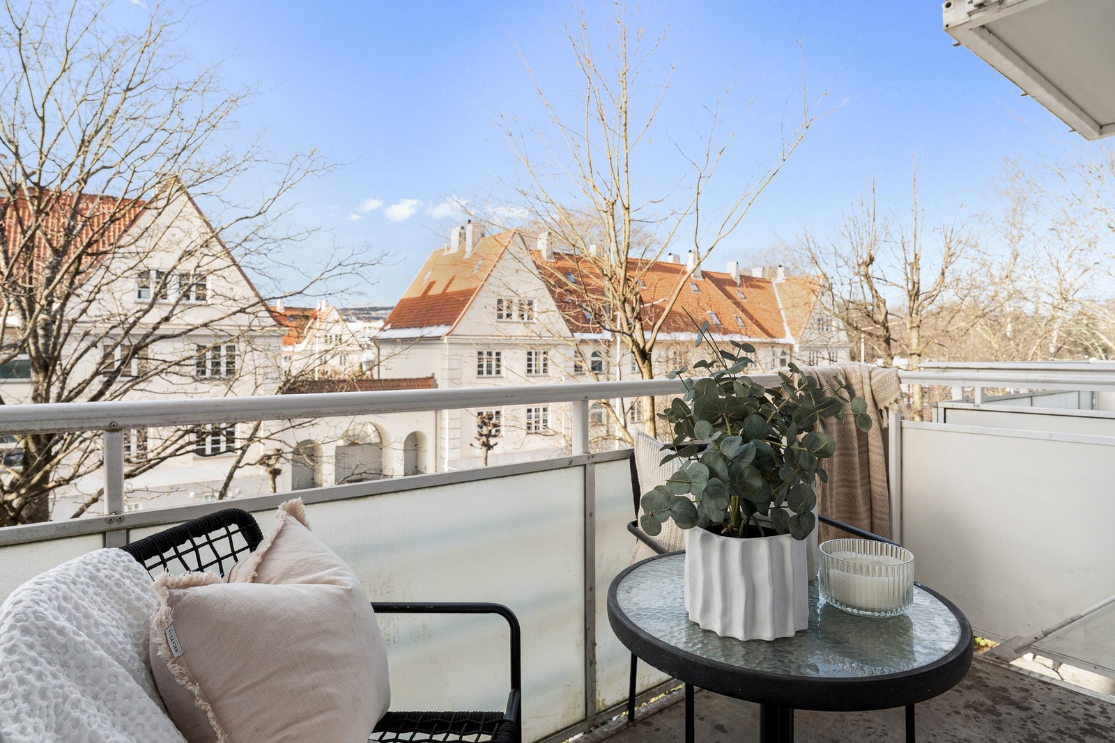 Balkongen er over 4 m². På sommeren blomstrer trærne utenfor, som gir en følelse av at du er den eneste leiligheten i gata. Galleribilde