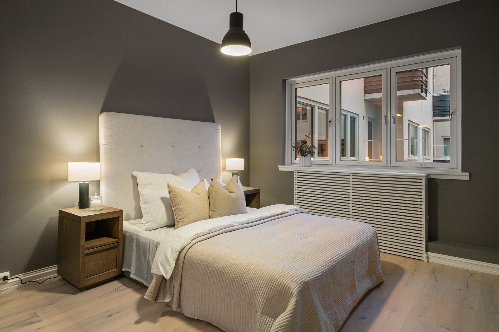 Stort soverom med plass til det du trenger. Rommet vender mot en rolig bakgård. Galleribilde