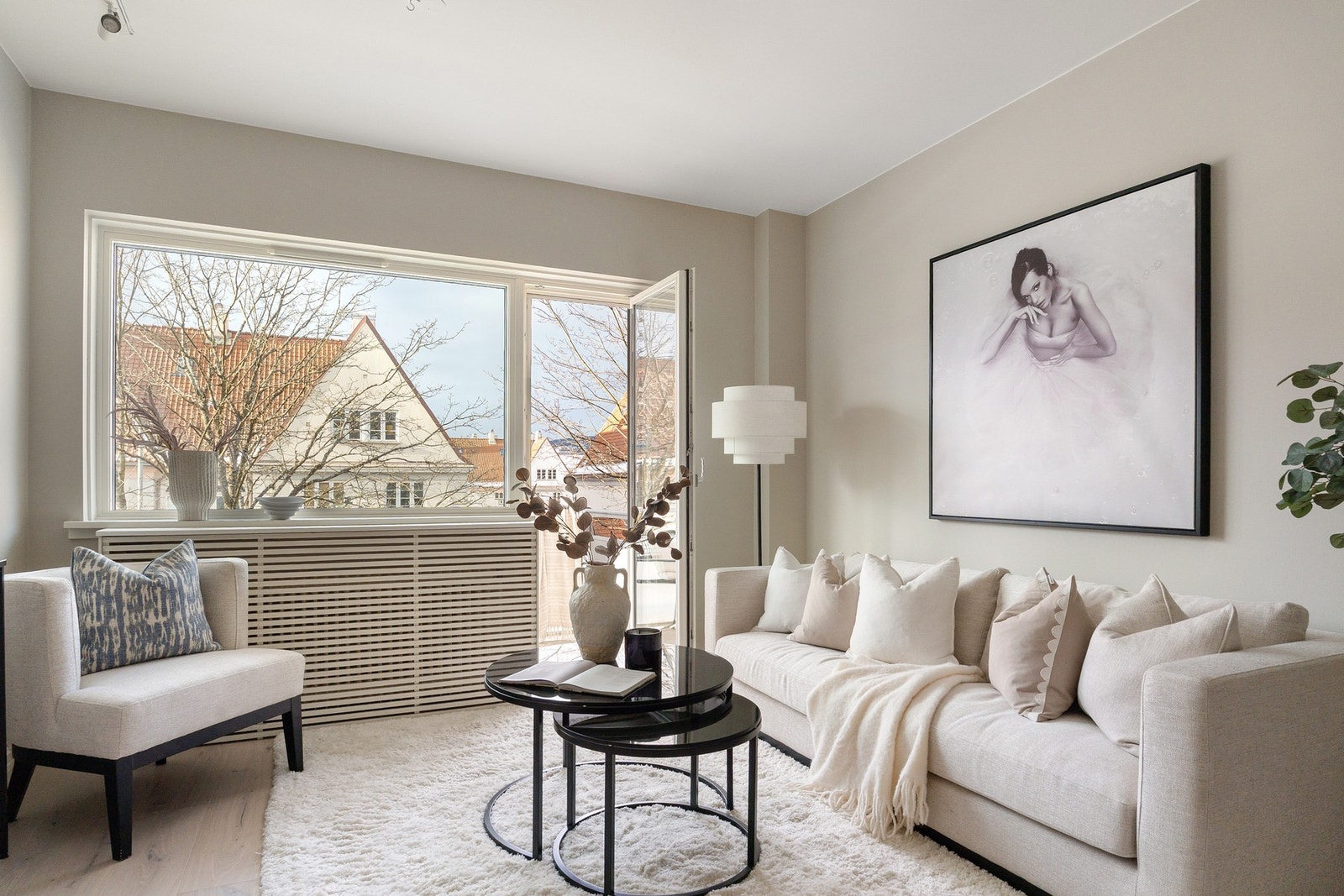 En-stavs parkett fra 2026, samt nymalte overflater fra 2026. Himlingshøyden er på 2,63 meter. Galleribilde