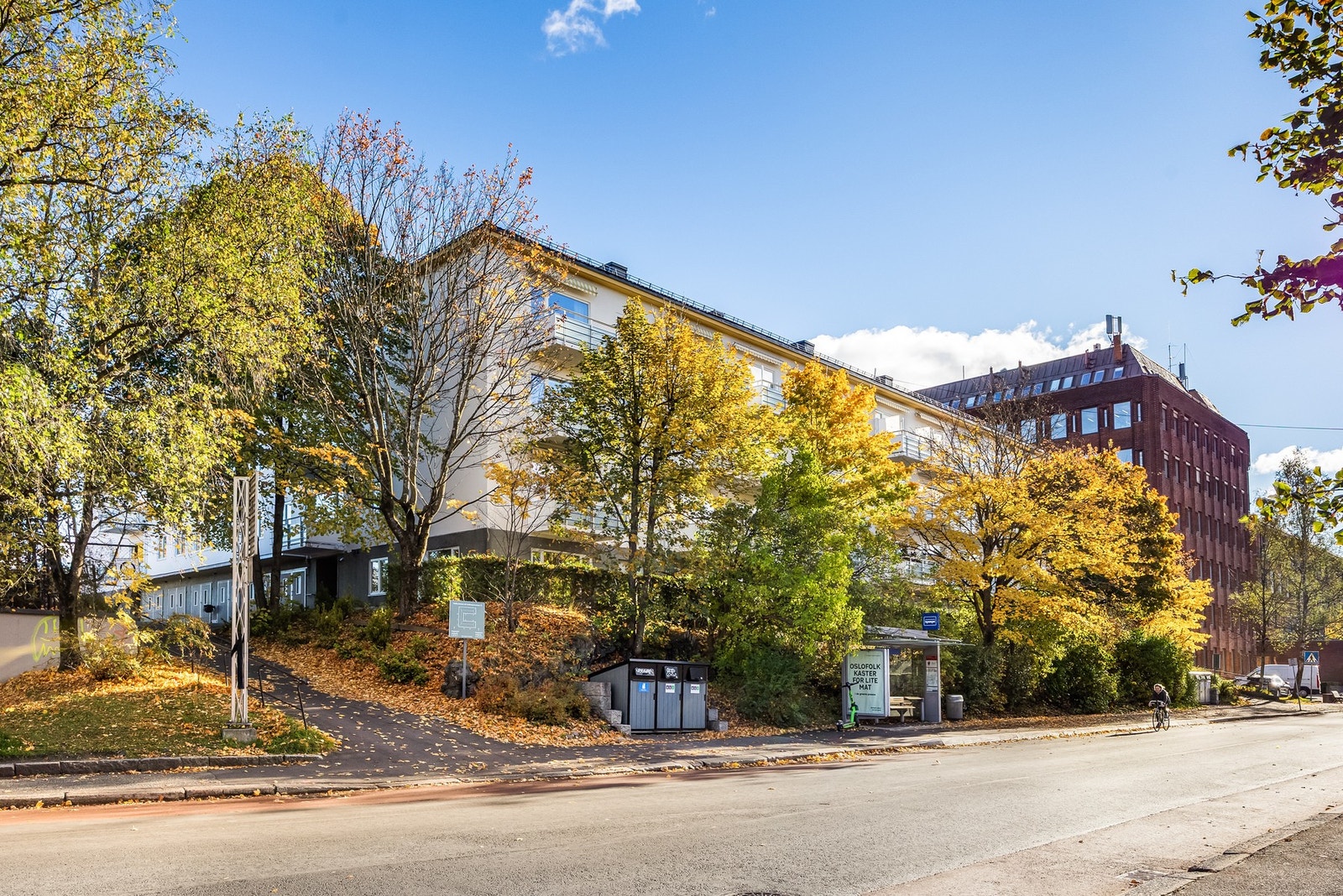 Leiligheten er omkranset av grønne omgivelser. Galleribilde