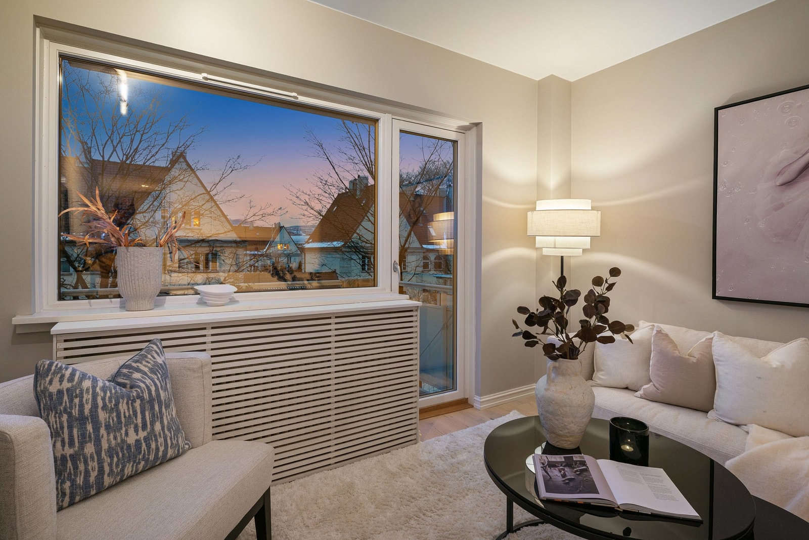 Boligen har de siste årene gjennomgått en omfattende oppussing. Den gode oppussingshistorikken understreker engasjementet som er investert for skape den optimale boligen. Galleribilde