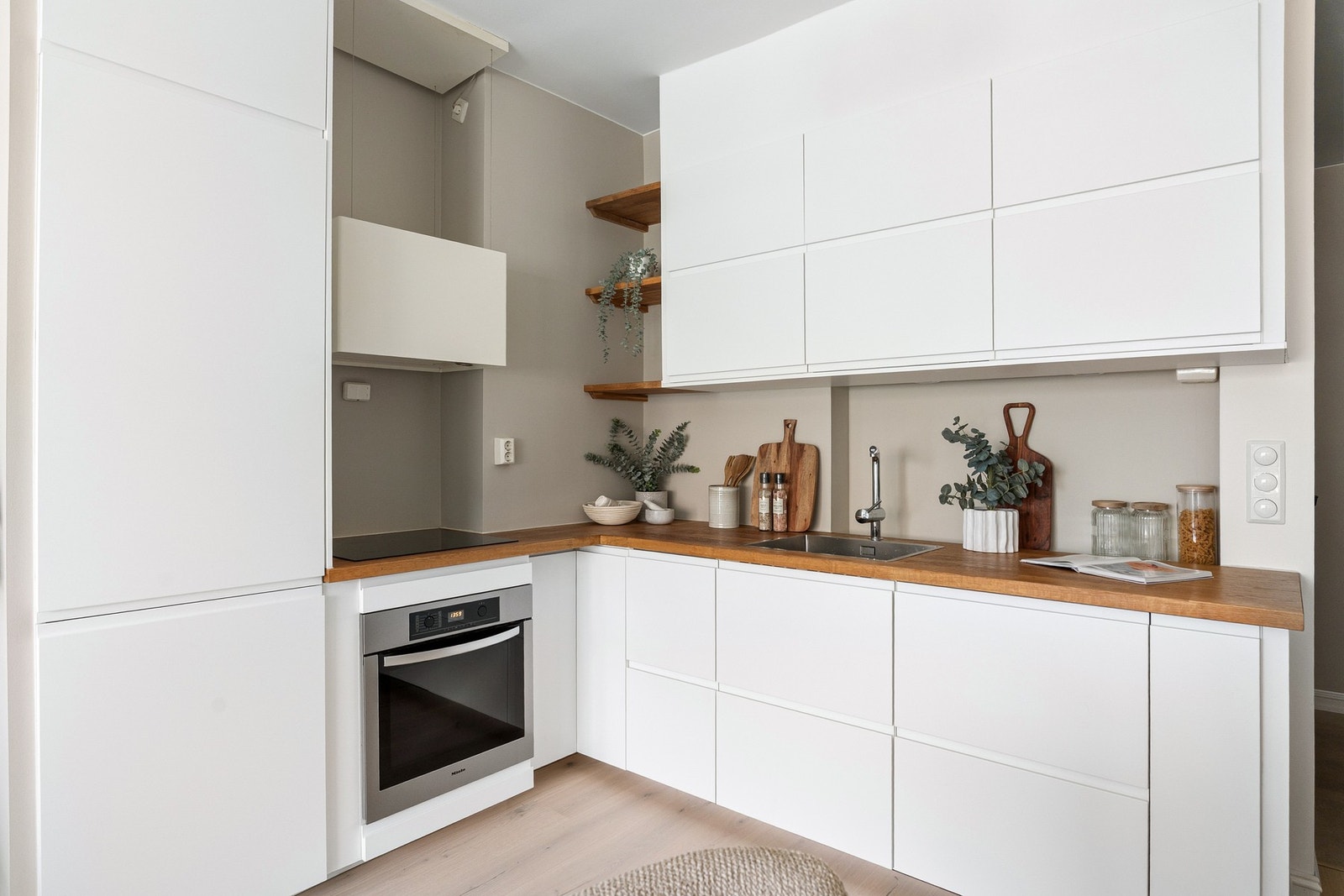 Integrerte hvitevarer som komfyr fra Boch, oppvaskmaskin med waterguard og kjøle-/fryseskap. Komfyrvakt er montert. Galleribilde