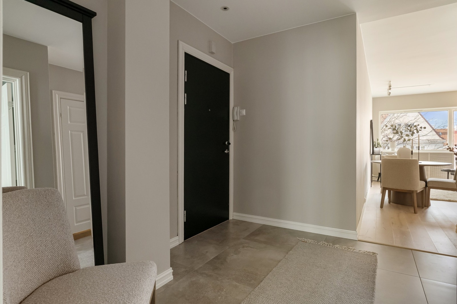 Når du kommer inn i leiligheten vil du med en gang nyte godt av det gjennomgående lyset. I entréen er det flere muligheter for oppbevaring. Galleribilde