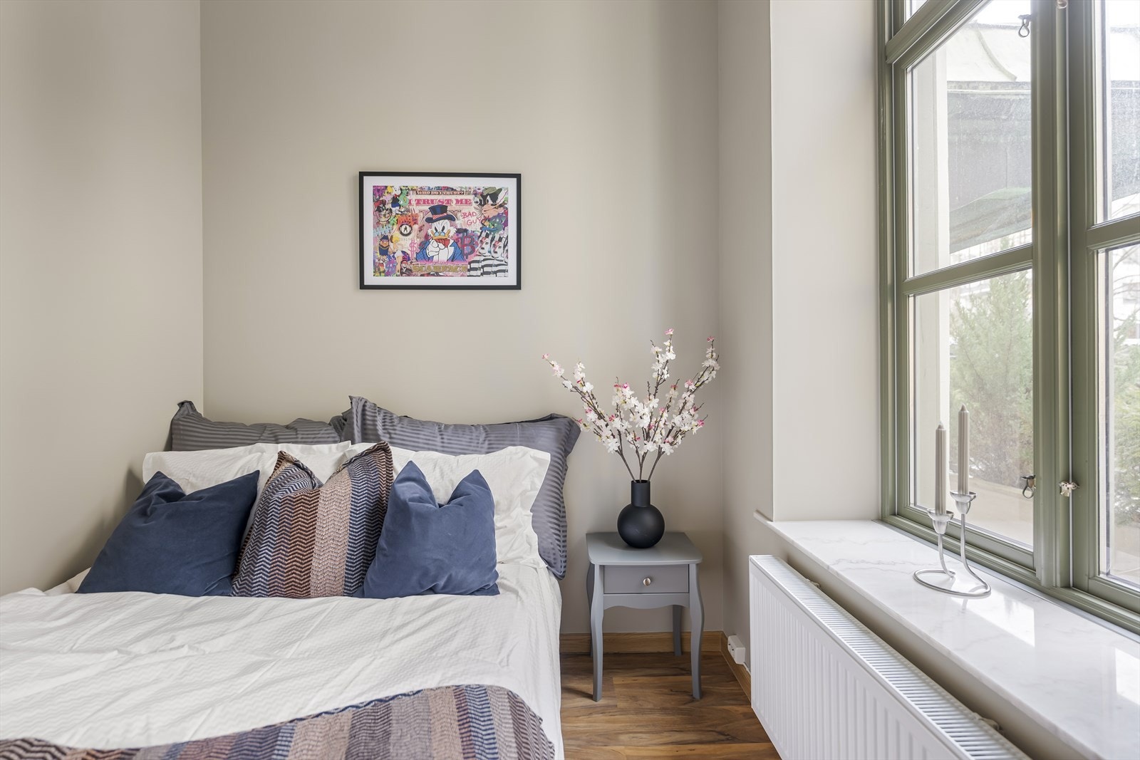 Her har du god plass til en stor seng samt tilhørende nattbord. Galleribilde