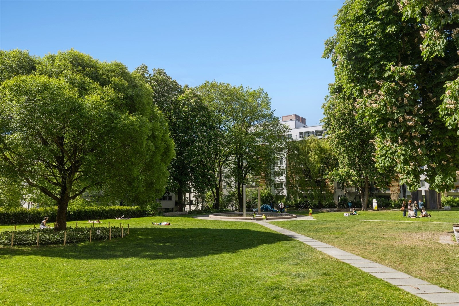 Pilestredet Park utgjør et park- og boligområde der Rikshospitalet lå frem til 2000. Stedet er som en grønn oase midt i byen. Galleribilde