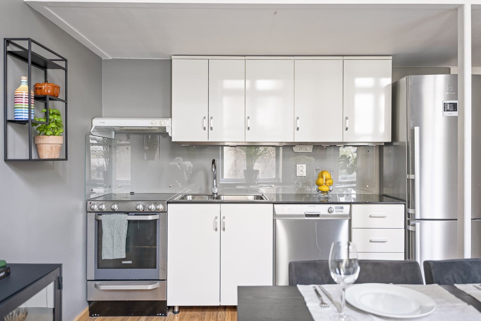 Kjøkkeninnredningen er av god standard og har granitt benkeplate og glatte skapfronter. Her har du alt du trenger! Galleribilde