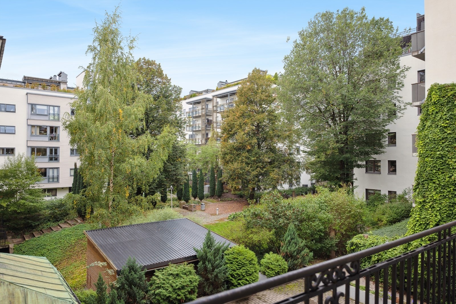 Her har du hyggelig og grønt utsyn mot bakgård på sommerhalvåret samt gode solforhold. Galleribilde