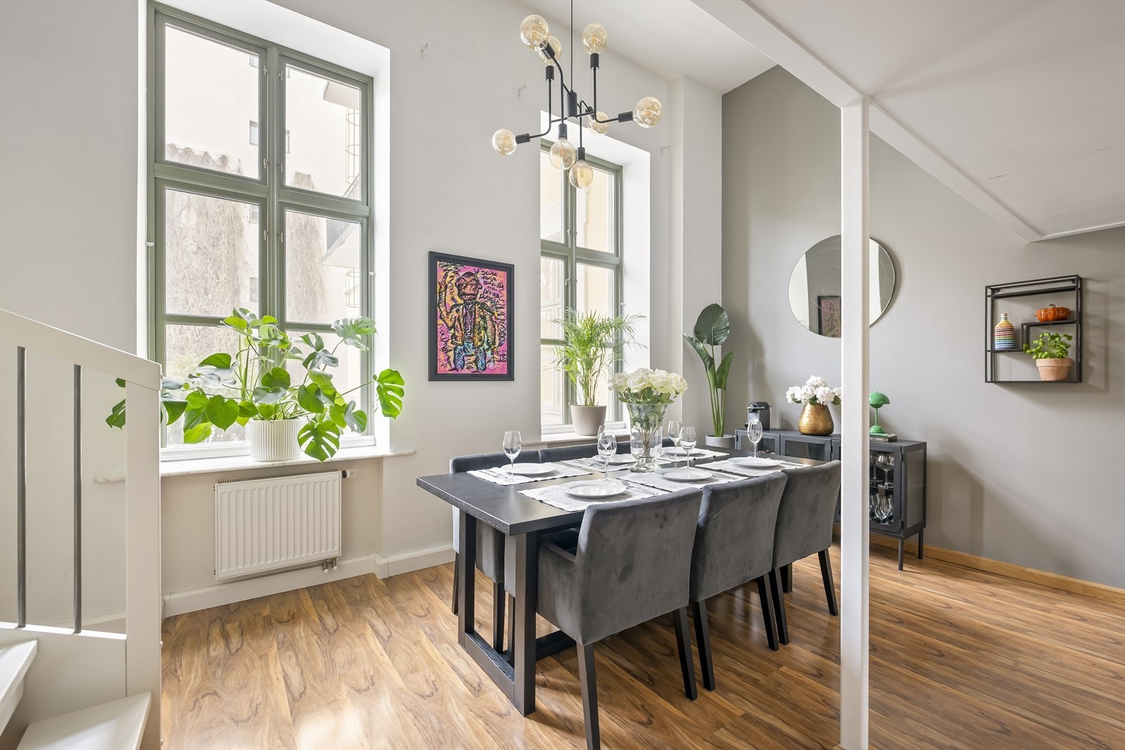 Spisestuen har oppmot 4 meter takhøyde og oppleves som særdeles luftig. Galleribilde