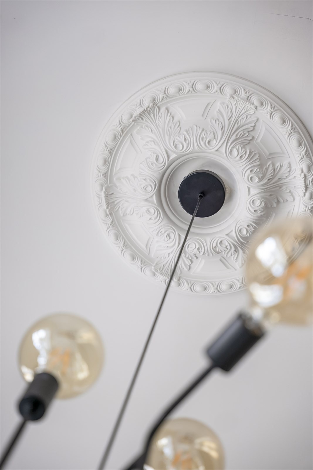 Boligen har attraktive detaljer som rosett, dype vinduskarmer, opp mot 4 meter takhøyde og mesanin. Galleribilde