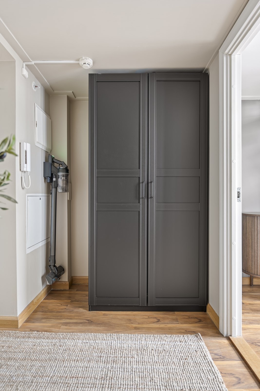 Praksisk klesskap finner du også med god plass til yttertøy. Galleribilde