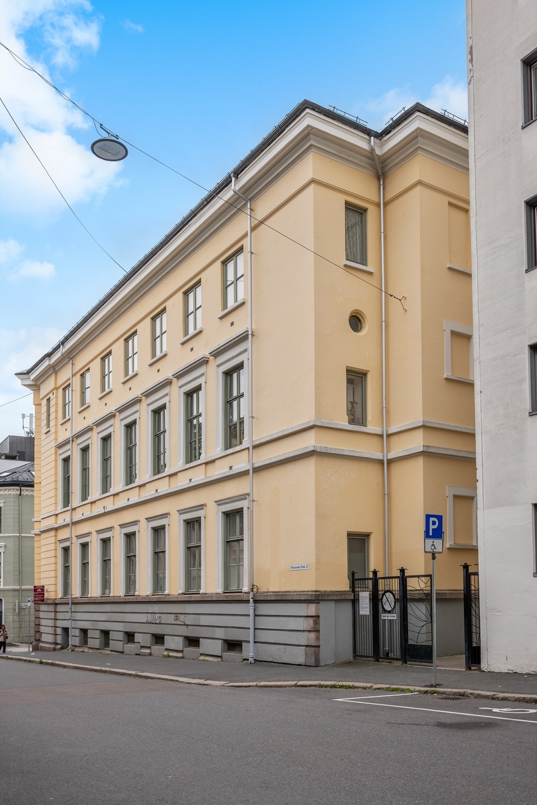 Byggets fasade fra gaten. Galleribilde