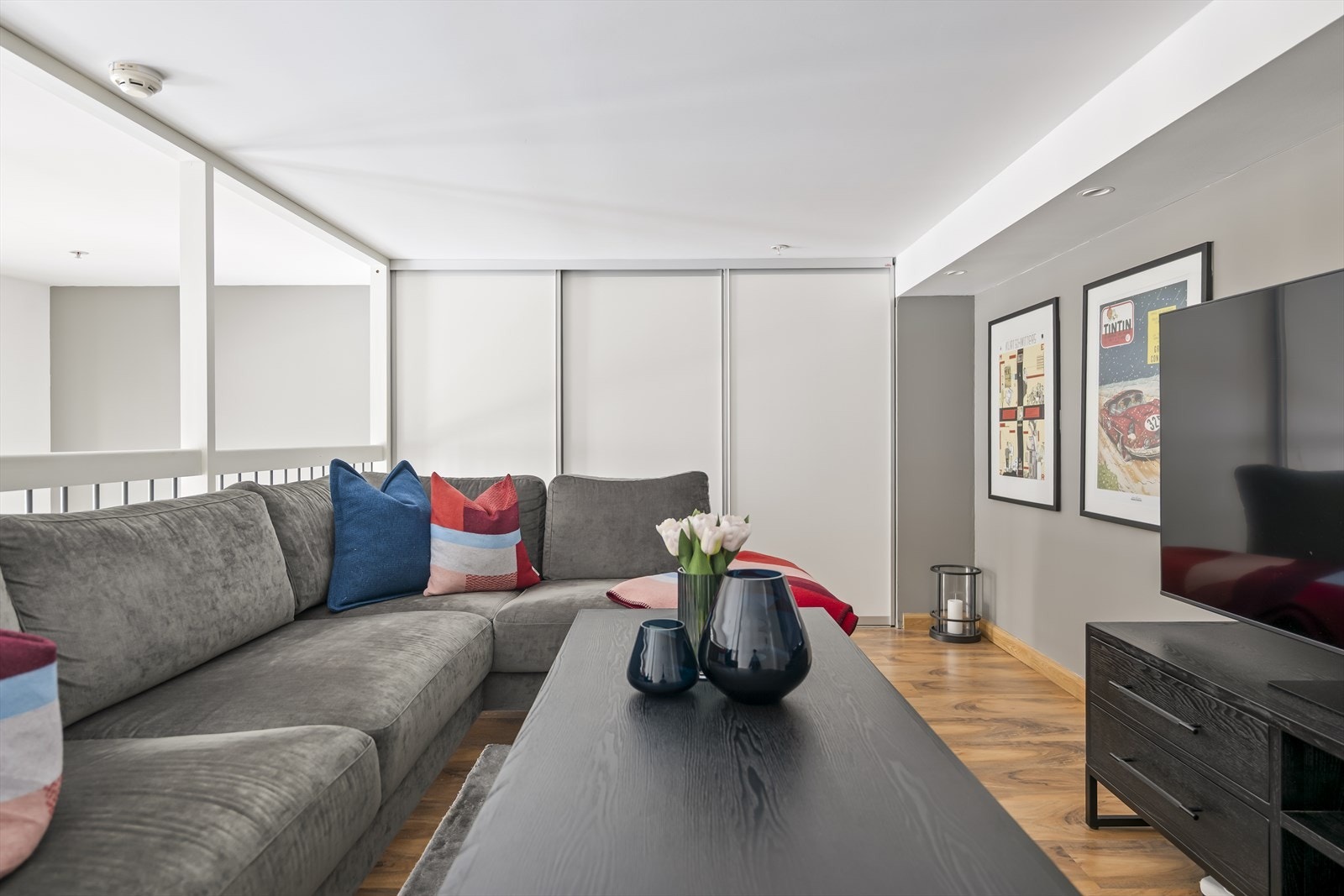 Her har du også skyvedørsgarderobe langs veggen for ekstra oppbevaring. Galleribilde