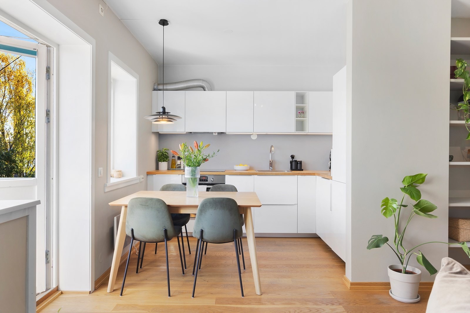 Kjøkkenet ligger i en praktisk åpen løsning med stuen. Galleribilde