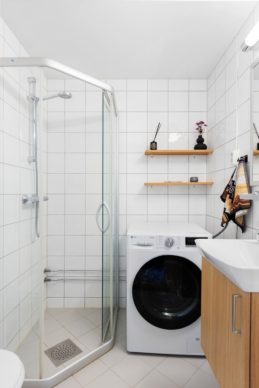 Pent, flislagt bad som ble rehabilitert i regi av borettslaget i 2004. Badet består av flislagt gulv, flislagte vegger og lysmalt himling. Galleribilde