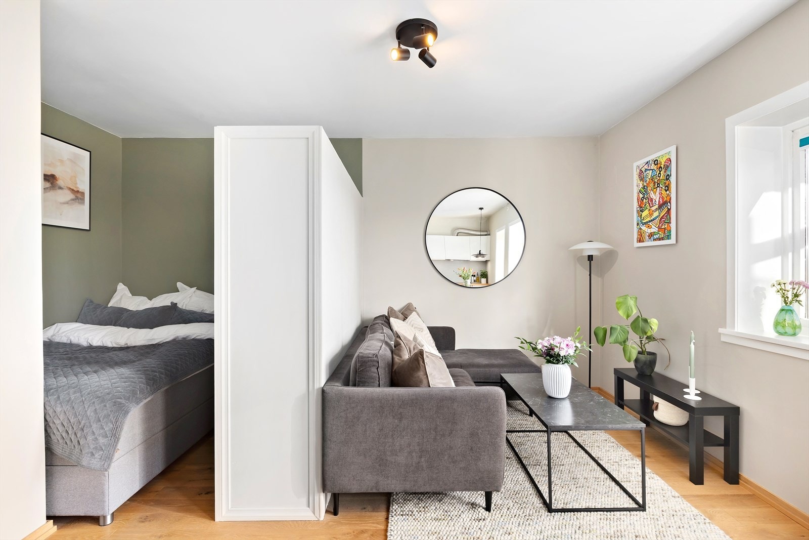 Leiligheten har en praktisk planløsning med sovealkove som er delvis skjermet fra stuedelen. Galleribilde