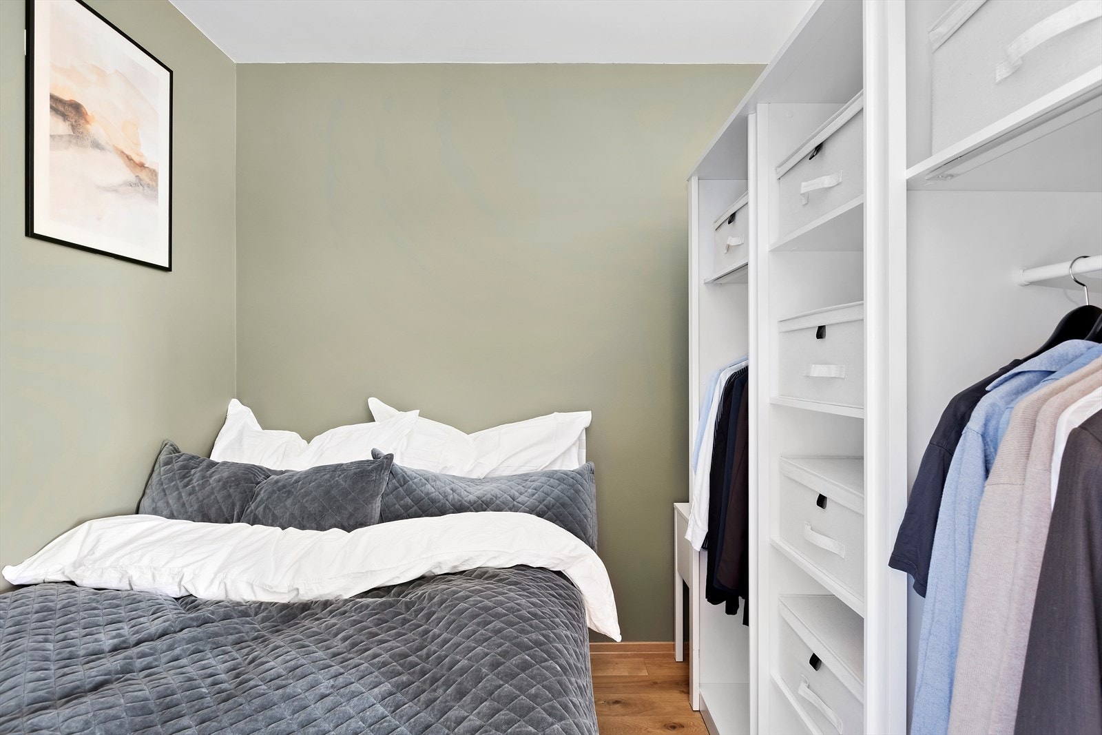 Garderobeskapet mellom soveplass og oppholdsrom gir god romdeling, samtidig som lys og luft flyter gjennom rommet. Galleribilde