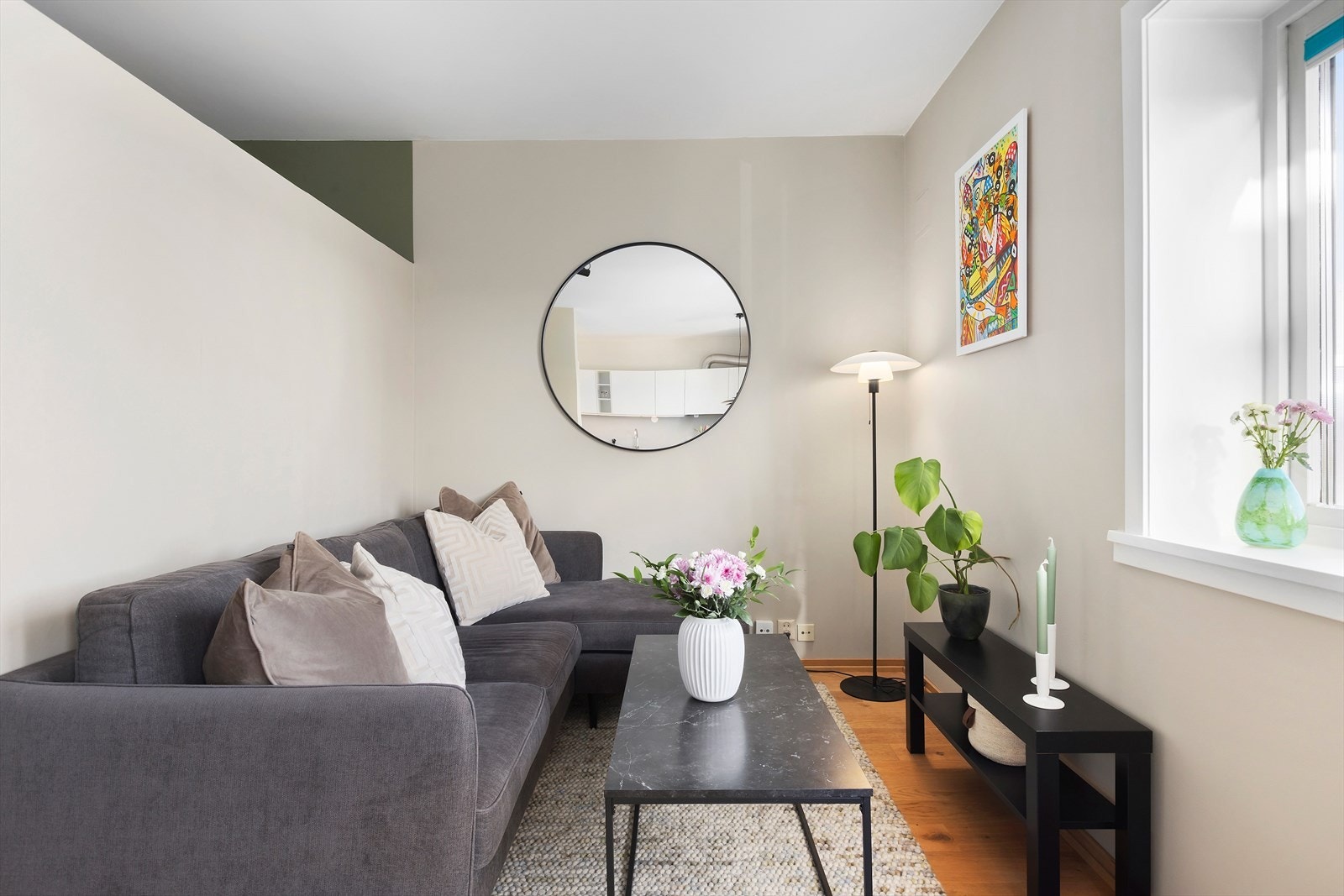 God plass til en skjermet sittegruppe med plass til sofa Galleribilde